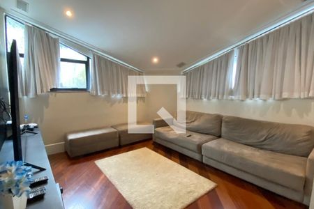 Casa de condomínio à venda com 3500m², 4 quartos e 16 vagasSala de TV