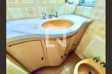 Apartamento à venda com 205m², 4 quartos e 3 vagas Apartamento à venda com 205m², 4 quartos e 3 vagasBanheiro social