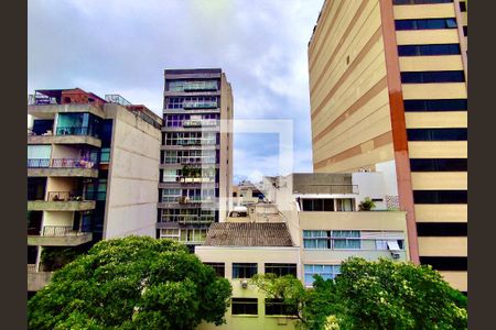 Apartamento à venda com 205m², 4 quartos e 3 vagas Apartamento à venda com 205m², 4 quartos e 3 vagasVaranda
