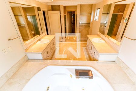 Casa à venda com 880m², 5 quartos e 8 vagasBanheiro da Suíte 5