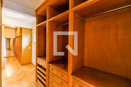 Casa à venda com 880m², 5 quartos e 8 vagasCloset da Suíte 5