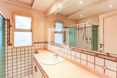 Casa à venda com 880m², 5 quartos e 8 vagasBanheiro da Suíte 1