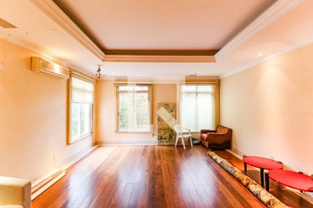 Casa à venda com 880m², 5 quartos e 8 vagasSala