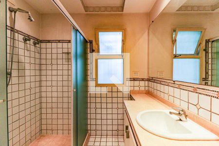 Casa à venda com 880m², 5 quartos e 8 vagasBanheiro da Suíte 1