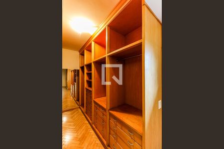 Casa à venda com 880m², 5 quartos e 8 vagasCloset da Suíte 5