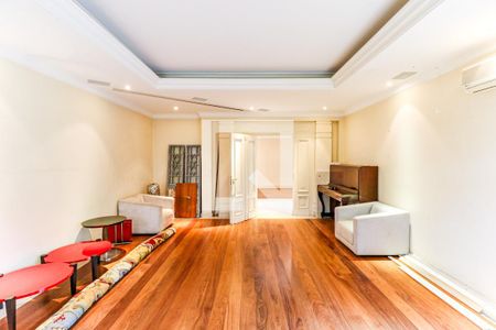 Casa à venda com 880m², 5 quartos e 8 vagasSala