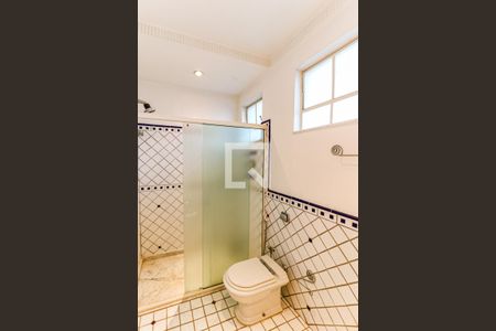 Casa à venda com 880m², 5 quartos e 8 vagasBanheiro da Suíte 2