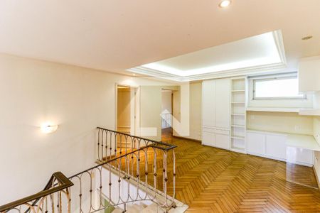 Casa à venda com 880m², 5 quartos e 8 vagasHall Quartos