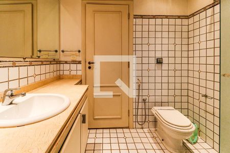 Casa à venda com 880m², 5 quartos e 8 vagasBanheiro da Suíte 1