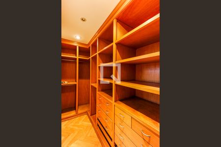 Casa à venda com 880m², 5 quartos e 8 vagasSuíte 4