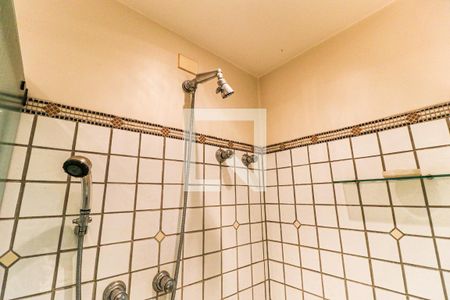 Casa à venda com 880m², 5 quartos e 8 vagasBanheiro da Suíte 1