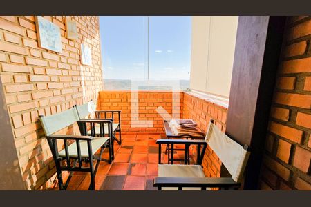 Casa de condomínio à venda com 220m², 3 quartos e 3 vagasVaranda