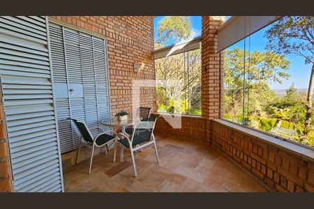 Casa de condomínio à venda com 220m², 3 quartos e 3 vagasVaranda