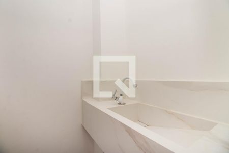Banheiro de casa de condomínio à venda com 3 quartos, 102m² em Morro Santana, Porto Alegre