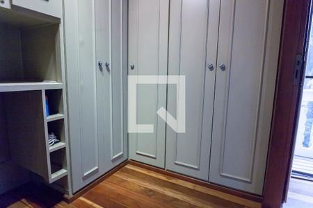 Casa de condomínio à venda com 420m², 5 quartos e 4 vagas Casa de condomínio à venda com 420m², 5 quartos e 4 vagasCloset suite master