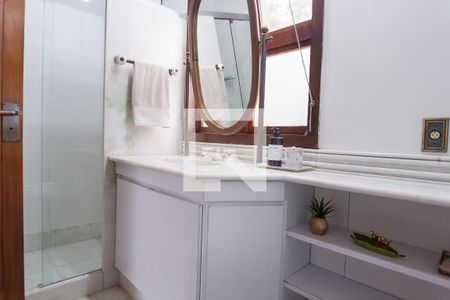 Casa de condomínio à venda com 420m², 5 quartos e 4 vagas Casa de condomínio à venda com 420m², 5 quartos e 4 vagasBanheiro suíte 2