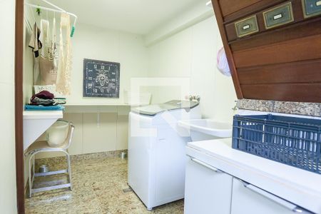 Casa de condomínio à venda com 420m², 5 quartos e 4 vagas Casa de condomínio à venda com 420m², 5 quartos e 4 vagasÁrea de Serviço