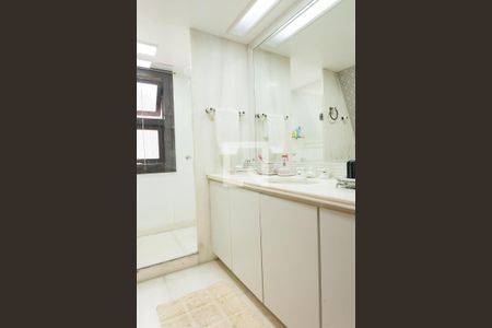 Casa de condomínio à venda com 420m², 5 quartos e 4 vagas Casa de condomínio à venda com 420m², 5 quartos e 4 vagasBanheiro suite master