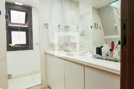 Casa de condomínio à venda com 420m², 5 quartos e 4 vagas Casa de condomínio à venda com 420m², 5 quartos e 4 vagasBanheiro suite master