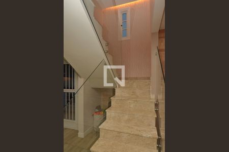 Casa de condomínio à venda com 350m², 3 quartos e 2 vagasEscada