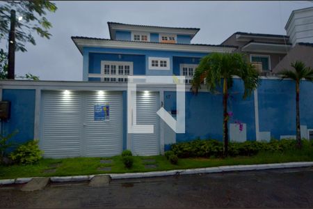 Casa de condomínio à venda com 350m², 3 quartos e 2 vagasFachada