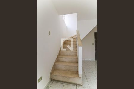 Escada de casa para alugar com 3 quartos, 170m² em Jardim Monte Alegre, Taboão da Serra