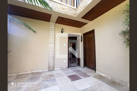 Casa de condomínio à venda com 385m², 5 quartos e 6 vagas Casa de condomínio à venda com 385m², 5 quartos e 6 vagasHall de Entrada