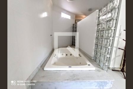 Casa de condomínio à venda com 385m², 5 quartos e 6 vagas Casa de condomínio à venda com 385m², 5 quartos e 6 vagasBanheiro