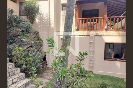 Casa de condomínio à venda com 385m², 5 quartos e 6 vagas Casa de condomínio à venda com 385m², 5 quartos e 6 vagasÁrea comum