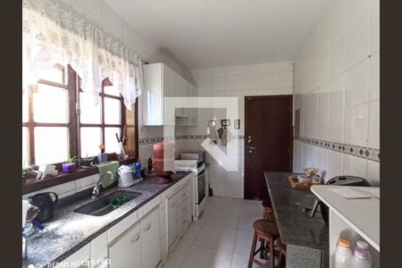 Casa de condomínio à venda com 385m², 5 quartos e 6 vagas Casa de condomínio à venda com 385m², 5 quartos e 6 vagasCozinha