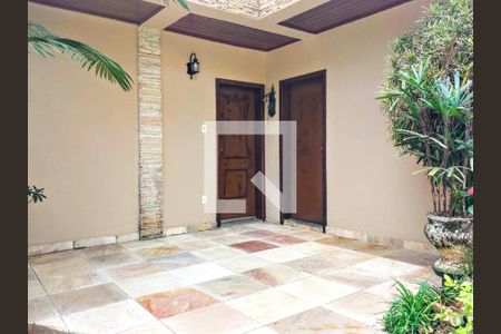 Casa de condomínio à venda com 385m², 5 quartos e 6 vagas Casa de condomínio à venda com 385m², 5 quartos e 6 vagasÁrea comum