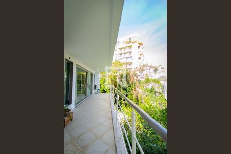Apartamento para alugar com 350m², 4 quartos e 2 vagas Apartamento para alugar com 350m², 4 quartos e 2 vagasVaranda da suíte 2