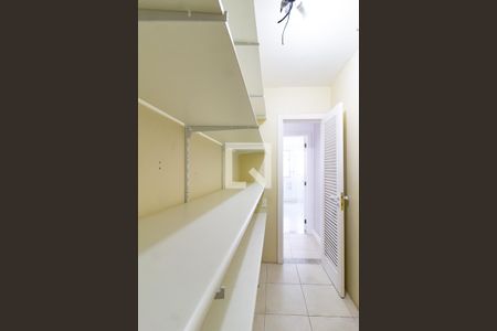 Apartamento para alugar com 350m², 4 quartos e 2 vagas Apartamento para alugar com 350m², 4 quartos e 2 vagasDetalhe do closet da suíte 3