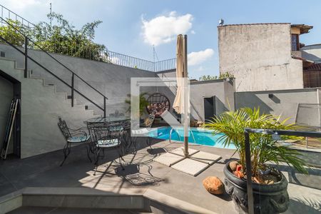 Casa à venda com 200m², 5 quartos e 2 vagas Casa à venda com 200m², 5 quartos e 2 vagasPiscina / Quintal