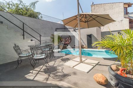 Casa à venda com 200m², 5 quartos e 2 vagas Casa à venda com 200m², 5 quartos e 2 vagasPiscina / Quintal