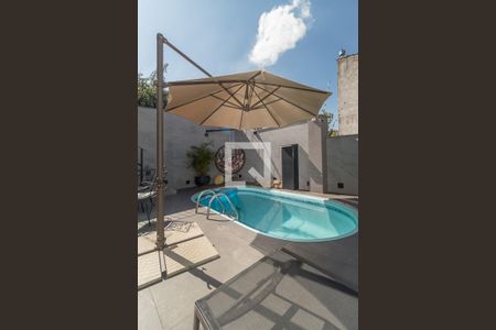 Casa à venda com 200m², 5 quartos e 2 vagas Casa à venda com 200m², 5 quartos e 2 vagasPiscina / Quintal