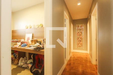 Corredor de apartamento à venda com 3 quartos, 116m² em Petrópolis, Porto Alegre