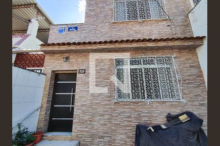 Casa à venda com 300m², 4 quartos e 1 vaga Casa à venda com 300m², 4 quartos e 1 vagaFachada