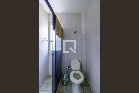 Casa de condomínio à venda com 850m², 5 quartos e 6 vagasBanheiro de Serviço