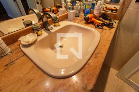 Casa de condomínio à venda com 850m², 5 quartos e 6 vagasBanheiro Suíte 2