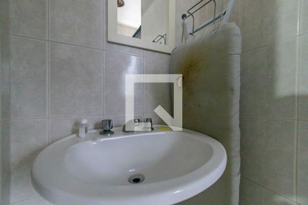 Casa de condomínio à venda com 850m², 5 quartos e 6 vagasBanheiro de Serviço