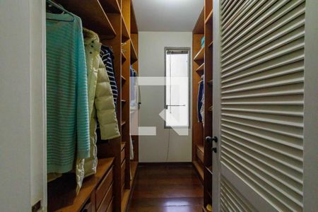Casa de condomínio à venda com 850m², 5 quartos e 6 vagasCloset Suíte 2