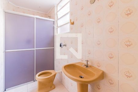 Banheiro de kitnet/studio para alugar com 1 quarto, 60m² em Chácara das Pedras, Porto Alegre