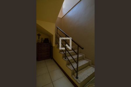 Casa para alugar com 450m², 6 quartos e 4 vagas Casa para alugar com 450m², 6 quartos e 4 vagasEscada