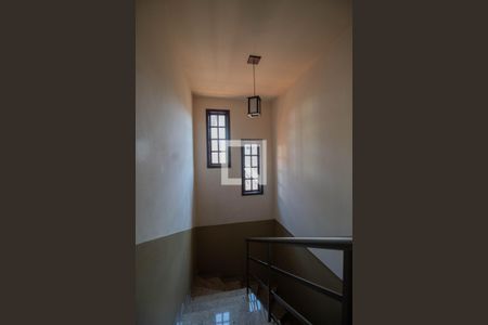 Casa para alugar com 450m², 6 quartos e 4 vagas Casa para alugar com 450m², 6 quartos e 4 vagasEscada