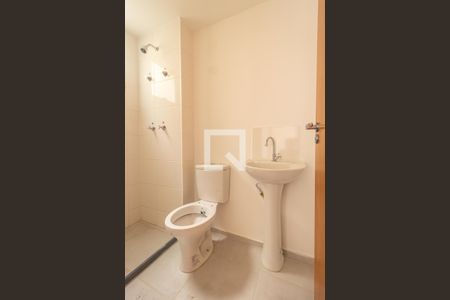 Banheiro de apartamento para alugar com 2 quartos, 45m² em Guaratiba, Rio de Janeiro