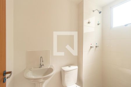 Banheiro de apartamento para alugar com 2 quartos, 45m² em Guaratiba, Rio de Janeiro
