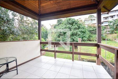 Casa de condomínio à venda com 263m², 4 quartos e 2 vagas Casa de condomínio à venda com 263m², 4 quartos e 2 vagasVaranda Suíte 2