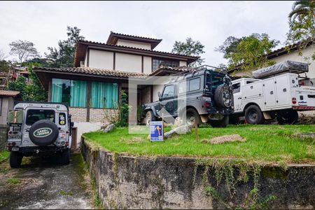 Casa de condomínio à venda com 263m², 4 quartos e 2 vagas Casa de condomínio à venda com 263m², 4 quartos e 2 vagasFachada