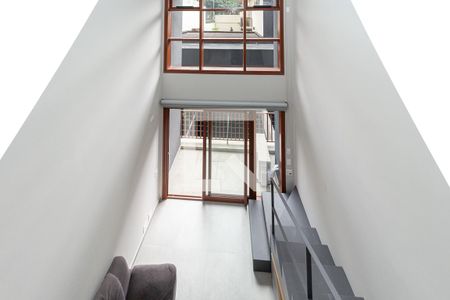 Escada de apartamento para alugar com 1 quarto, 45m² em Jardim das Bandeiras, São Paulo